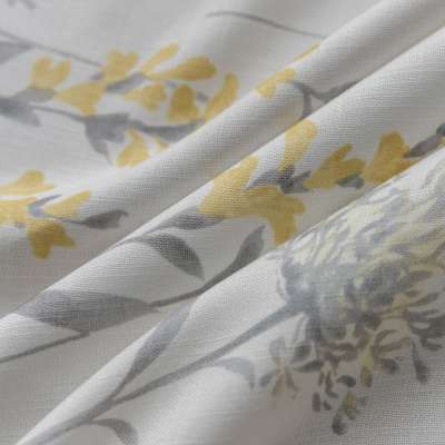 Tenda di lino con fiori gialli del giardino fresco