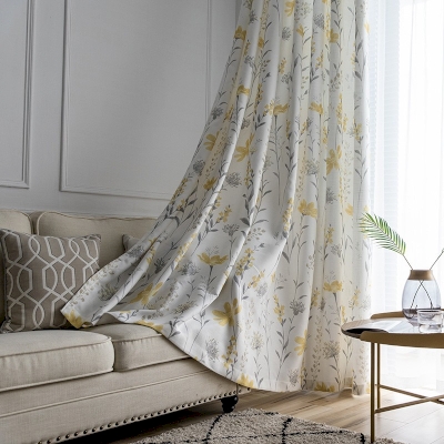 Tenda di lino con fiori gialli del giardino fresco