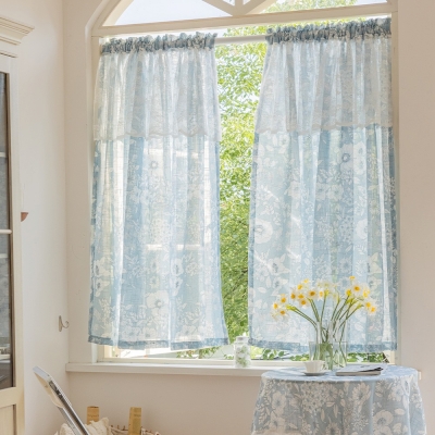 Tenda trasparente stampata, tessuto testurizzato in lino, fiori azzurri