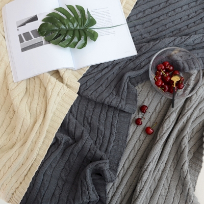 Couverture tricotée torsadée Climatiseur couvert par un canapé