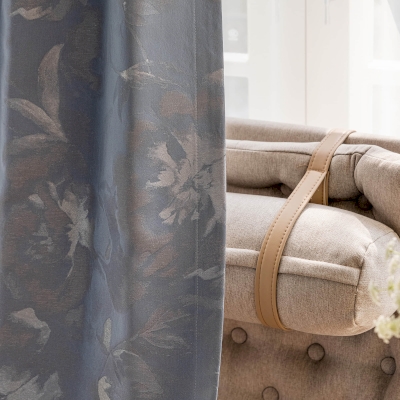 Tenda blu-grigio decorata con fiori argentati per un fascino sottile