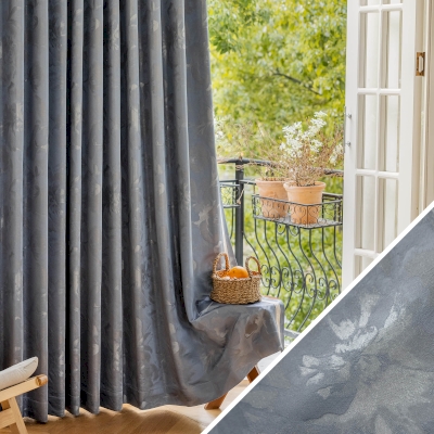 Tenda blu-grigio decorata con fiori argentati per un fascino sottile