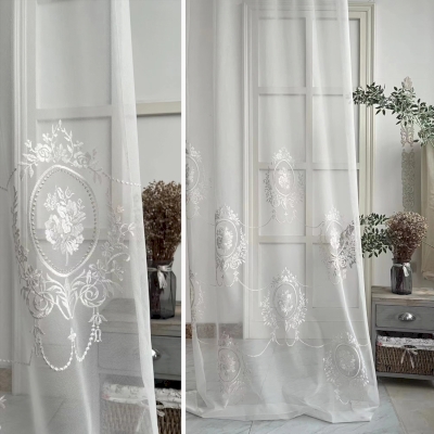 Voilage Blanc avec Élégantes Broderies de Roses dans le Style Rococo