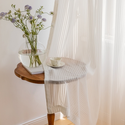 Tenda trasparente a righe verticali con trama classica, bianca