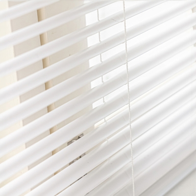 Store Vénitien Aluminium Blanc 25mm sur Mesure - Modèle C Classique