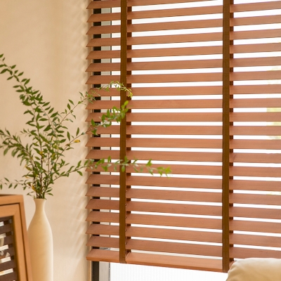 Stores Imitation Bois à Lamelles 35/50mm en Teinte de Bois de Cerisier avec Galon Premium Élégance