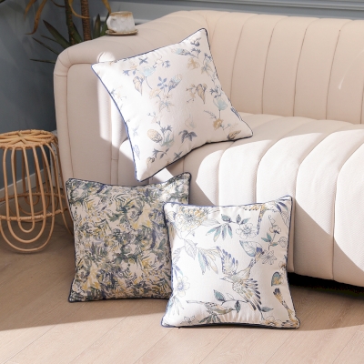 Coussin Eden, Jacquard Floral et Oiseaux avec Finition Roulée