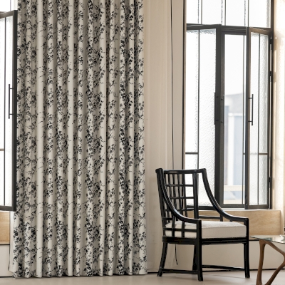 Tenda oscurante AMARYS, tessuto jacquard ciniglia, motivo begonia nera