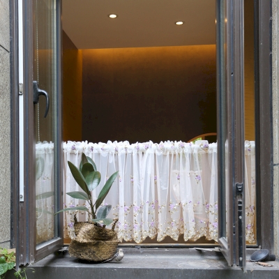 Rideau Brise-Bise en Dentelle Brodée Motif Floral Violet