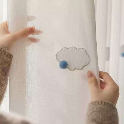 Voilage Enfant Luma, Tissu Effet Lin, Motif Nuage Brodé et Pompon