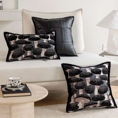 Coussin Nero, Jacquard à Motif Champignons et Passepoil Noir