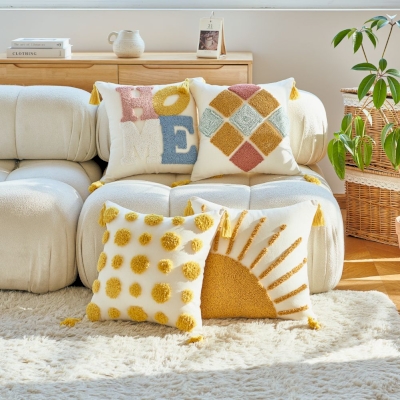 Coussin RIGOLO, Broderie Touffetée Colorée, Finition à Franges, Style Ludique et Enfantin