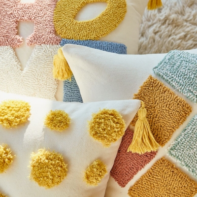 Coussin RIGOLO, Broderie Touffetée Colorée, Finition à Franges, Style Ludique et Enfantin