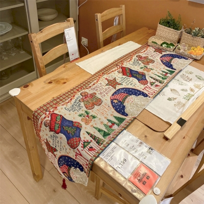 Chemin de table de Noël, motifs Père Noël & chaussettes, pompons rouges