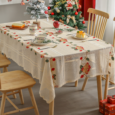Nappe de Noël ajourée, motifs baies, cloches, fleurs d’hiver, cadeaux & Père Noël, bord festonné ivoire