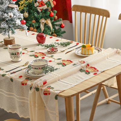 Nappe de Noël ajourée, motifs baies, cloches, fleurs d’hiver, cadeaux & Père Noël, bord festonné ivoire
