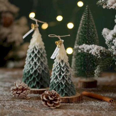 Bougie de Noël SAPINÉA, Cire de Soja en Forme de Sapin Neigeux, Rouge ou Vert, 2 Tailles