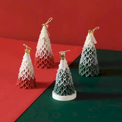 Bougie de Noël SAPINÉA, Cire de Soja en Forme de Sapin Neigeux, Rouge ou Vert, 2 Tailles