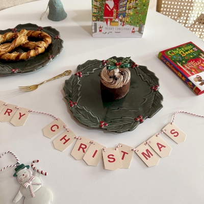 Holly Christmas Plate, Dark Green Foliage and Red Berries in Relief