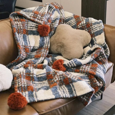 Plaid BRAMONT, Motif Écossais de Noël, Pompons Rouge Festifs et Palette Hivernale Chaleureuse