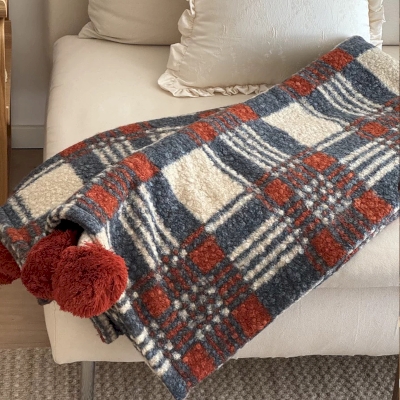 Plaid BRAMONT, Motif Écossais de Noël, Pompons Rouge Festifs et Palette Hivernale Chaleureuse