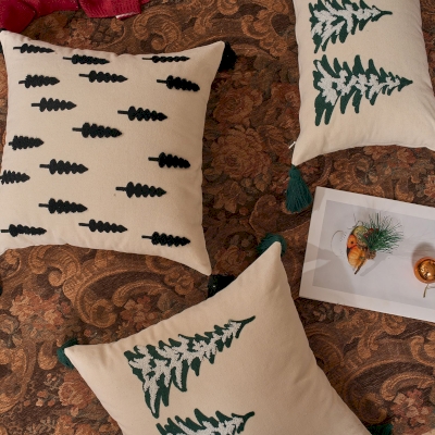 Coussin de Noël FÔRETINE, Motif Sapins en Broderie Touffetée, Housse Coton-Lin à Pompons