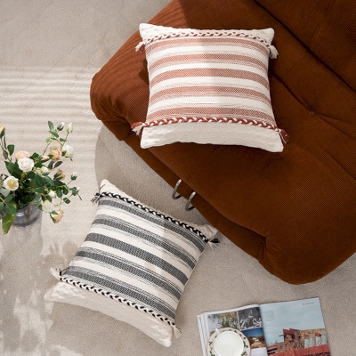 Housse de Coussin ARAWEN, Tissu Jacquard Teint en Fils, Motif de Rayures Entrelacées, Finition Tressée à Pompons