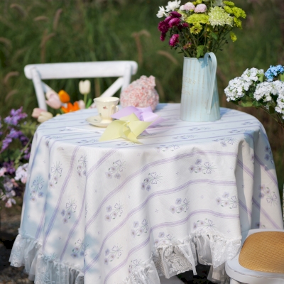 Nappe VIOLEINE, Motif Petites Fleurs Champêtres Violette Pastel, Bordure en Dentelle Effet Lin