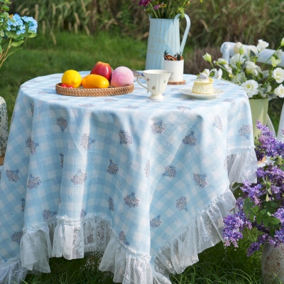 Nappe ALINEA, Motif Rubans Bleus et Bouquets Romantiques, Bordure en Dentelle Froncée