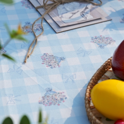 Nappe ALINEA, Motif Rubans Bleus et Bouquets Romantiques, Bordure en Dentelle Froncée