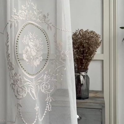 Voilage Blanc avec Élégantes Broderies de Roses dans le Style Rococo