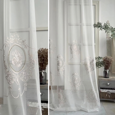 Voilage Blanc avec Élégantes Broderies de Roses dans le Style Rococo