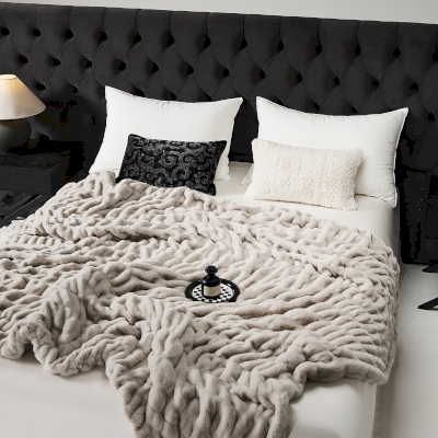 Plaid VAGUE Réversible, Fausse Fourrure Effet Lapin Ultra Douce, Texture Plissée, 150 × 180 cm