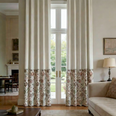 Tenda FLORÉLIA realizzata su misura, in tessuto effetto cotone-lino, con ricamo floreale nella parte inferiore.