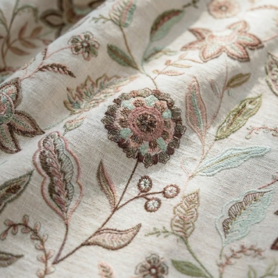 Tenda FLORÉLIA realizzata su misura, in tessuto effetto cotone-lino, con ricamo floreale nella parte inferiore.