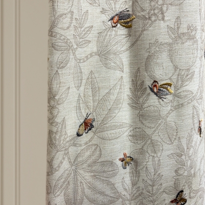 Tenda su misura ALVÉRIA, tessuto effetto lino ricamato, motivo farfalle e vegetazione
