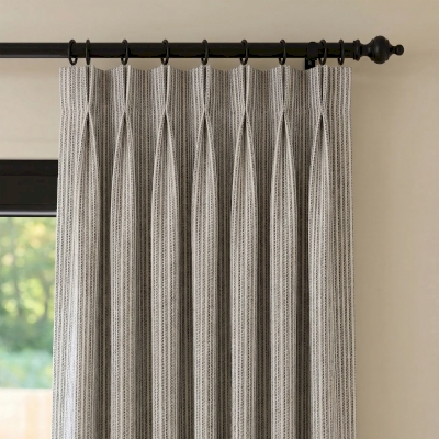 Tenda su misura SILORA, tessuto jacquard in misto cotone, motivo a spina di pesce verticale testurizzato.