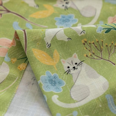 Tenda FELINA realizzata su misura, in tessuto stampato effetto lino, con motivo di gatto e giardino primaverile.