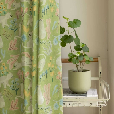 Tenda FELINA realizzata su misura, in tessuto stampato effetto lino, con motivo di gatto e giardino primaverile.