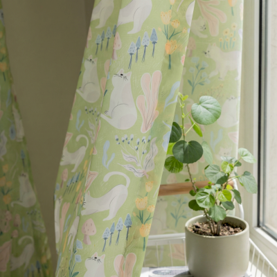 Tenda FELINA realizzata su misura in voile, voile stampato effetto lino, con motivo di gatti e fiori primaverili.