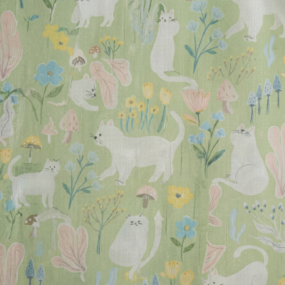 Tenda FELINA realizzata su misura in voile, voile stampato effetto lino, con motivo di gatti e fiori primaverili.