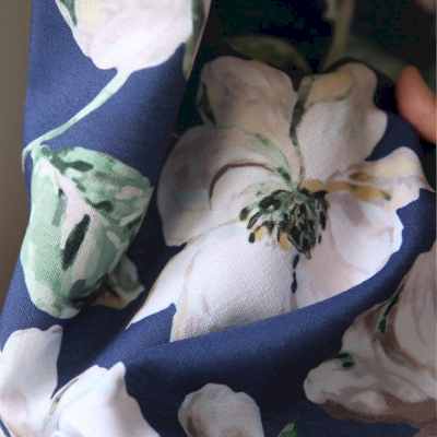 Tenda su misura SOLVIKA, in tessuto di cotone e poliestere stampato, con motivo gardenia vintage.