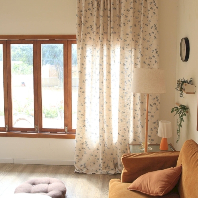 Tenda su misura EMIL, in tessuto misto lino stampato, con piccoli fiori selvatici sparsi