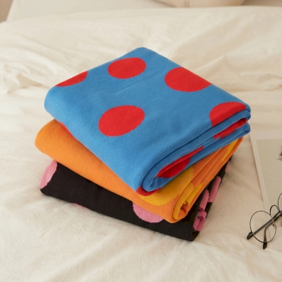 Polka throw, 100% cotton fabric, graphic jacquard polka dot pattern, 130 × 160 cm